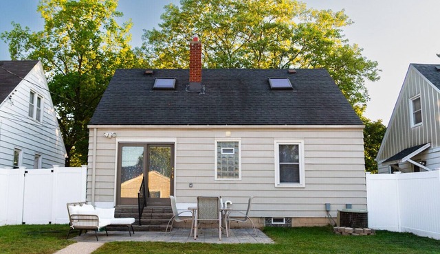 Cozy Pet Friendly Home w/Private Yard & King Bed - Near Wauwatosa