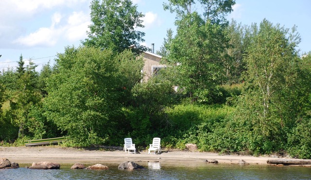 Cozy & Pet-friendly Lakefront Cottage