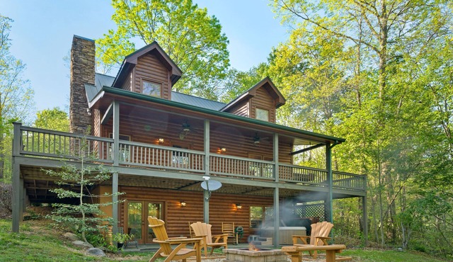 Cozy, Pet Friendly Mountain Getaway Minutes from Downtown Blue Ridge, GA