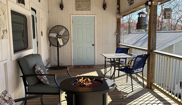 Cozy Pet Friendly Mountain Camper RV with amentities in Cleveland Ga near lake