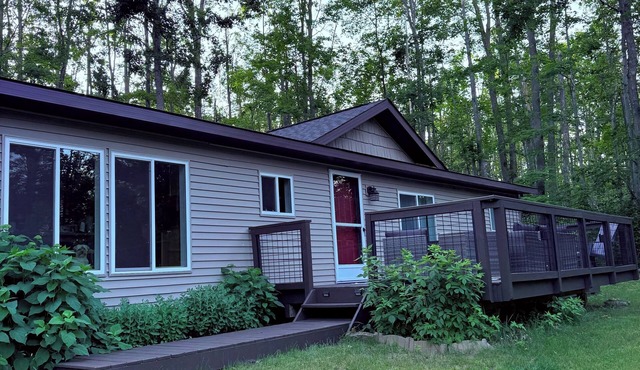 Cozy, Pet-Friendly Northern Michigan Escape - 3 Bedrooms, Wi-Fi & AC