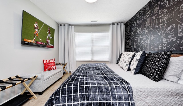 Cozy Pet Friendly Ranch 2 miles to Grand Park | King Bed, Firepit & Ping Pong!