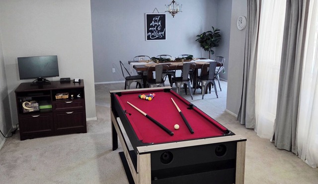 Cozy Pet-Friendly Retreat, Seasonal Pool & Fireplace, Sleeps 10