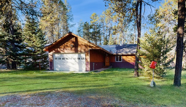 Cozy pet-friendly retreat with enclosed yard, a mile from Lake Cascade, WiFi
