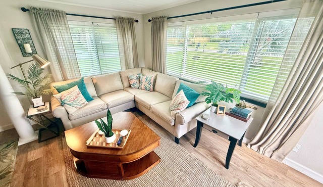 Cozy Pet-Friendly Spa Retreat Mins From Beaches