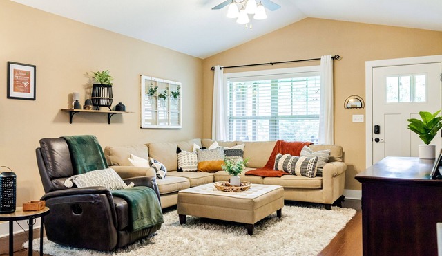 Cozy Pet Friendly Summer Retreat, Mountain View Fire Pit Good Location near AVL