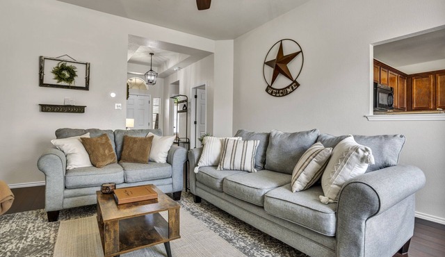 Cozy, pet friendly Texan home/walk to restaurants!/King Bed w/workspace