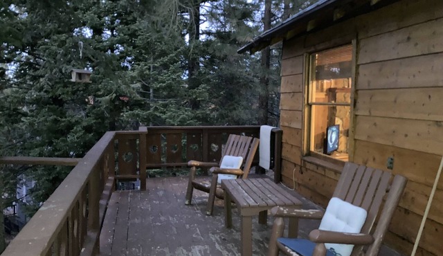 Cozy Pet Friendly Cabin! - 2 blocks from Bear Mountain in Southern California