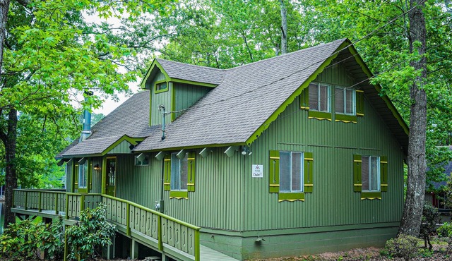 Cozy pet friendly chalet overlooking Lake Innsbruck. Perfect fishing spot!