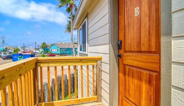 Cozy Pet Friendly Cottage nestled right in the heart of the flats!