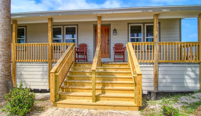 Cozy Pet Friendly Duplex Cottage nestled right in the heart of the flats!