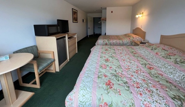 Cozy Petite King + Queen Suite in a Friendly Town!