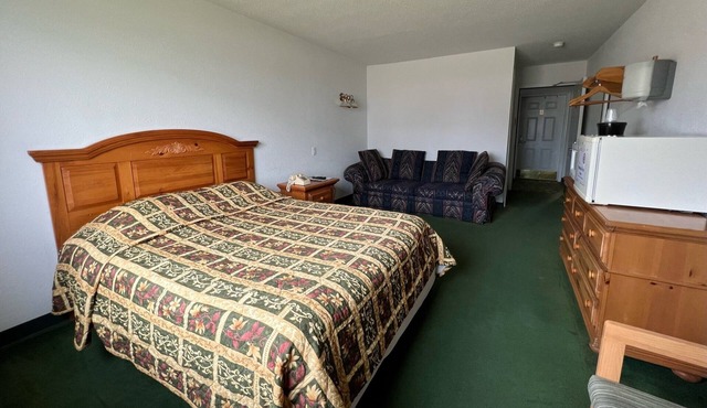 Cozy Petite Queen Economy Room with Free Parking!