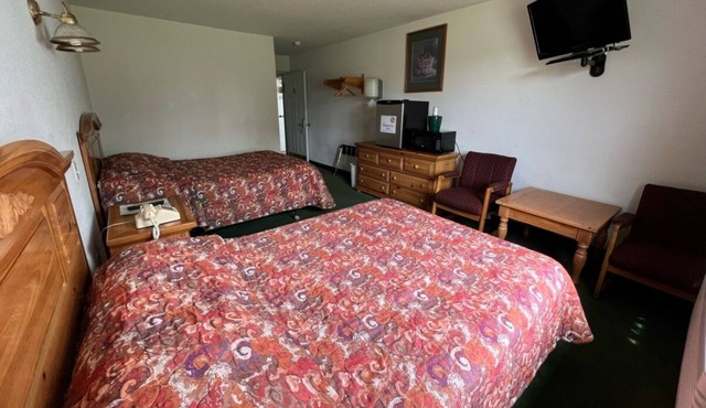 Cozy Petite Queen + Full Room with Free Parking!