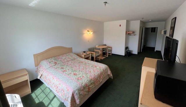 Cozy Petite Queen Suite with Free Breakfast!