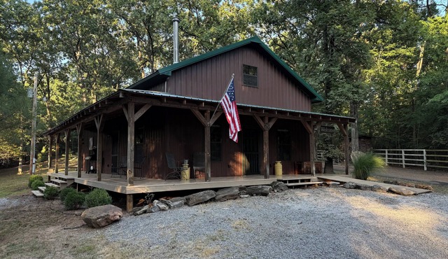Cozy Pettit Bay/Lake Tenkiller pet friendly cabin. Hunters & Fishermen welcome.
