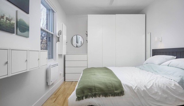 Cozy pied à terre with private garden, in trendy Pointe Saint Charles.