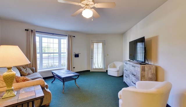 Cozy Pigeon Getaway, Close to Public Beaches!