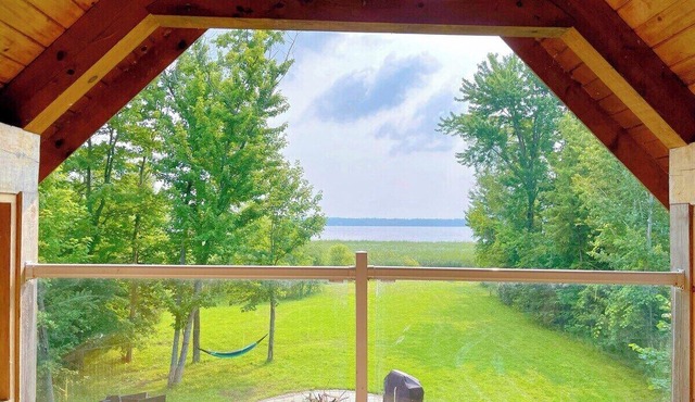 Cozy Pigeon Lake Cottage