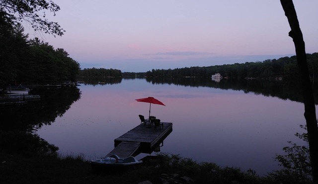 Cozy Pine Waterfront Cottage, the lake is at your doorstep