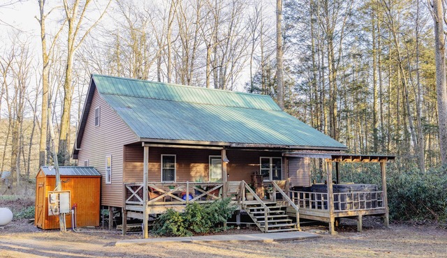 Cozy Pines Log Cabin 2BR+Loft Creekside w/Hot Tub