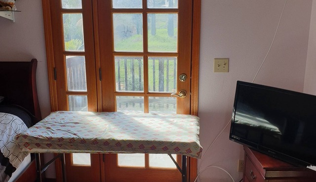 Cozy Pink Room in quiet Redlands home with AC, WiFi.