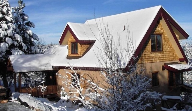 COZY PIVATE Chalet, SPECTACULAR VIEWS 2 DECKS , HOT TUB, WIFI, 2 TVs, Petsnn