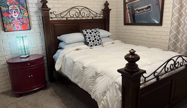 Cozy Place Downtown by the River Center minutes to LSU. Free Parking/Wifi