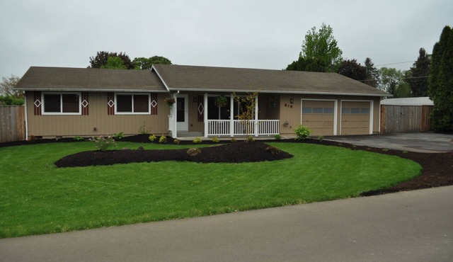 Cozy place for families, couples & friends. Hot tub awaits. Central to activity.