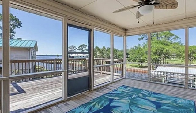 Cozy place on the water! Great for fishing and close to beaches!
