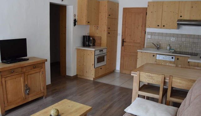 Cozy PMR apartment with south terrace, parking, near Champagny-en-Vanoise