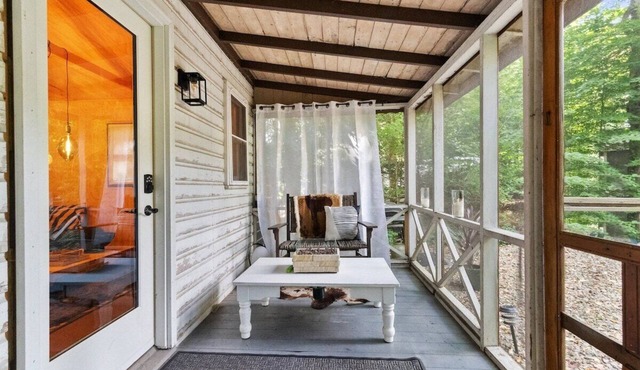 Cozy Pocono Bungalow | BBQ | Pets OK!