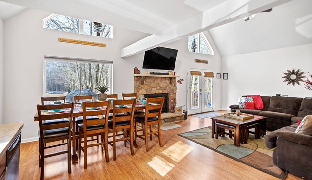 Cozy Pocono Chalet - King Suite, Loft, Yard, Deck & Grill