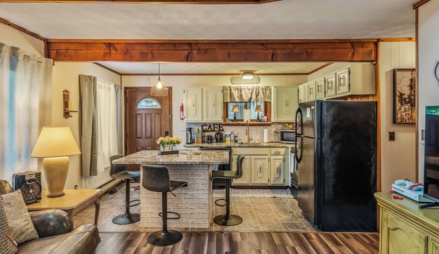 Cozy Pocono Getaway w/Snooker Table & BBQ Deck