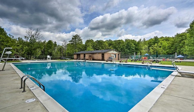 Cozy Pocono Lake Cabin 1 Mile from Arrowhead Lake