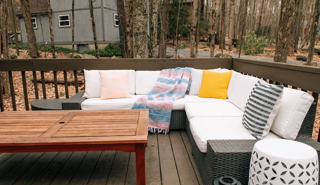 Cozy Pocono Lake Chalet / No Amenity Fees After Booking