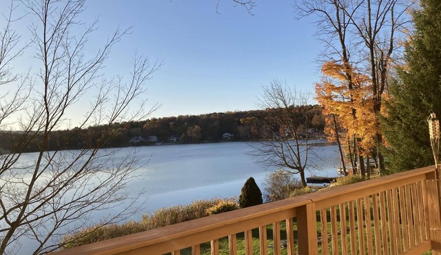 Cozy Pocono Lakefront Mid-Term Vacation Rental near Scranton. 30+ days only!