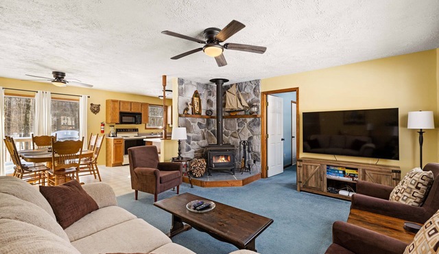 Cozy Pocono Ranch in Arrowhead Lake