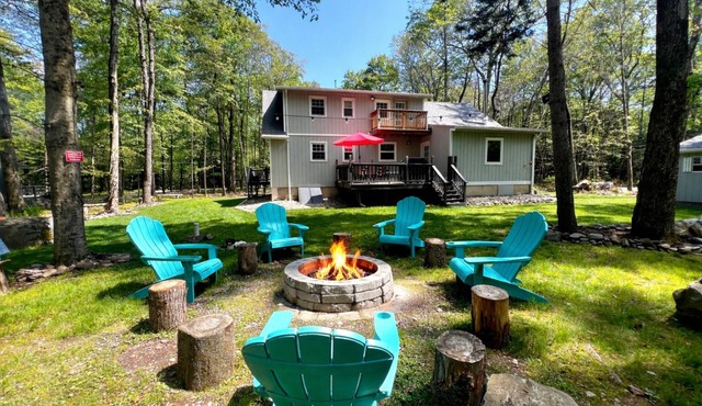 Cozy Pocono Retreat🔥Firepit Game Room Spacious 3BR + den for Families & Groups
