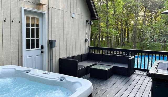 Cozy Poconos Chalet w/Hot Tub Near Kalahari