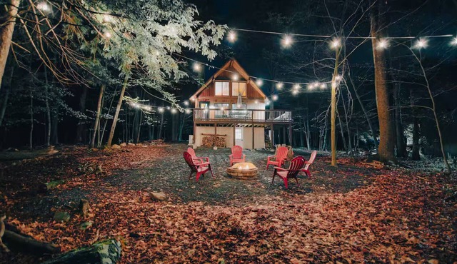 Cozy Poconos Getaway with Firepit, Beach & Lake Access. Minutes to the beach