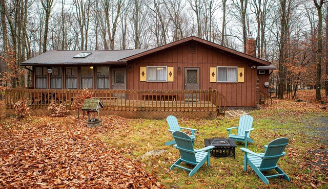Cozy Poconos Ranch Home w/Pool Access, Near Lake!