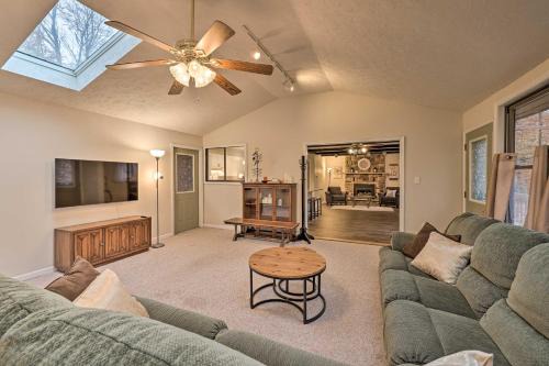 Cozy Poconos Ranch Home w/Pool Access, Near Lake!