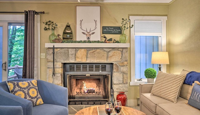Cozy Poconos Townhome w/Fireplace Near Jack Frost