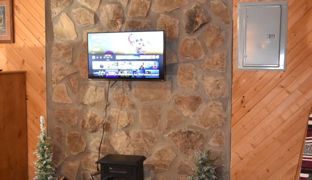 Cozy pondside cabin near Laurel Lake with full kitchen and laundry