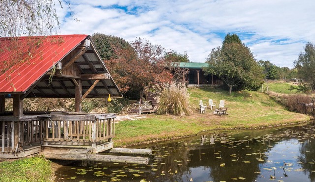 Cozy Pondside Cabin w/Hot Tub | Near Bloomington & Nashville