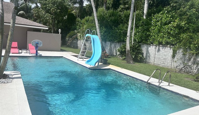 Cozy pool home minutes from Deering Bay, Thalatta Estate and Black Point Marina.