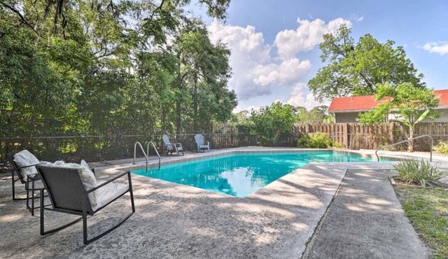 Cozy pool house minutes to the Zoo!