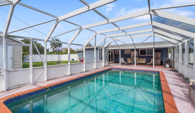 Cozy Pool House l Weekly Stays l Near Beach & Park