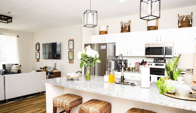 Cozy Poolside Cottage in the Heart of Oxford! 3 Suites!